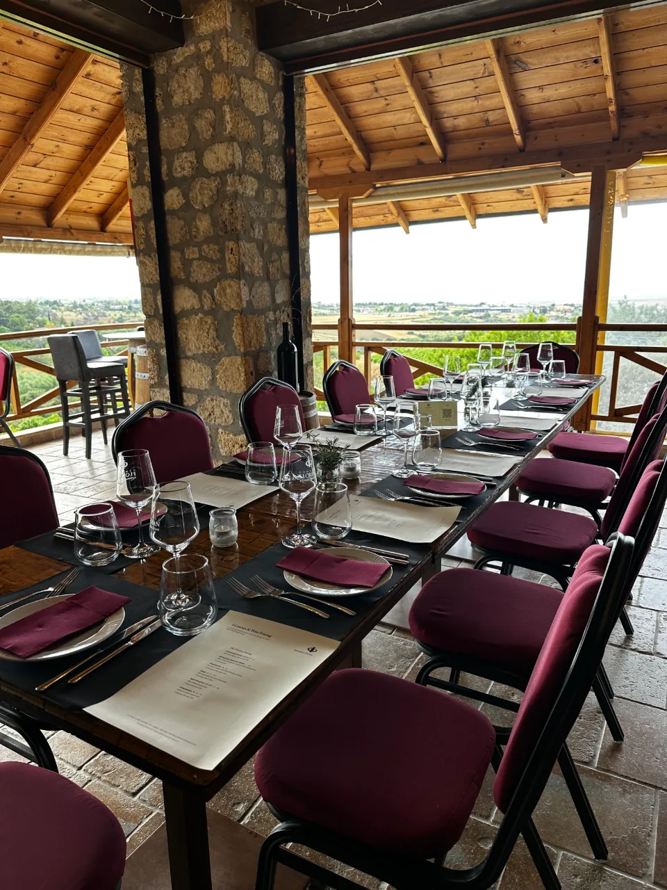 Eine lange Tafel, gedeckt für ein Gruppenessen auf unserer überdachten Terrasse